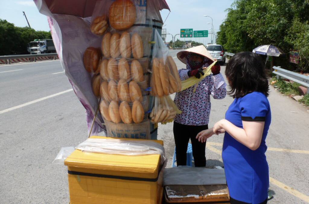  A roadside stall selling banh mi (bread) in Vietnam. Australian wheat is Vietnam's first choice, which is quite unusual in Asia countries.