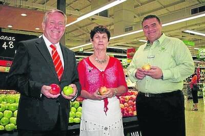 Premier Colin Barnett (left), CWA of WA president Maggie Donaldson and Woolworths Regional manager Brad Bolin at the Subiaco Woolworths store on last week's Drought Action Day.