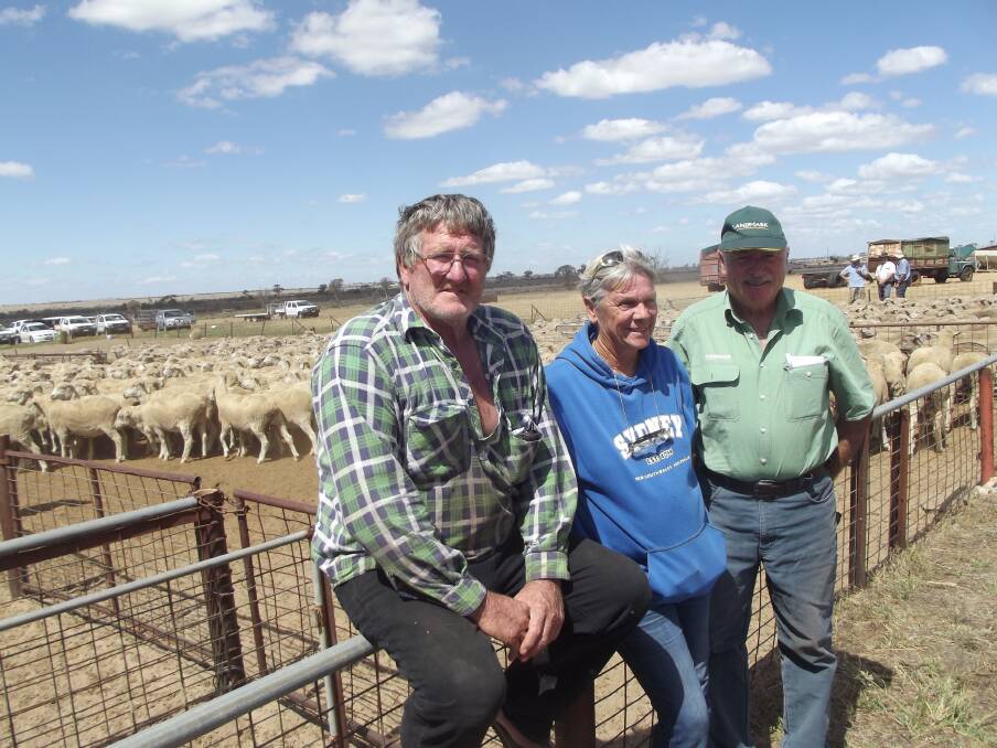 Darrall (left) and Lynn Smith, Kondinin, were getting some words of advice from Phil Barber, Landmark Corrigin, before the start of the sale.
