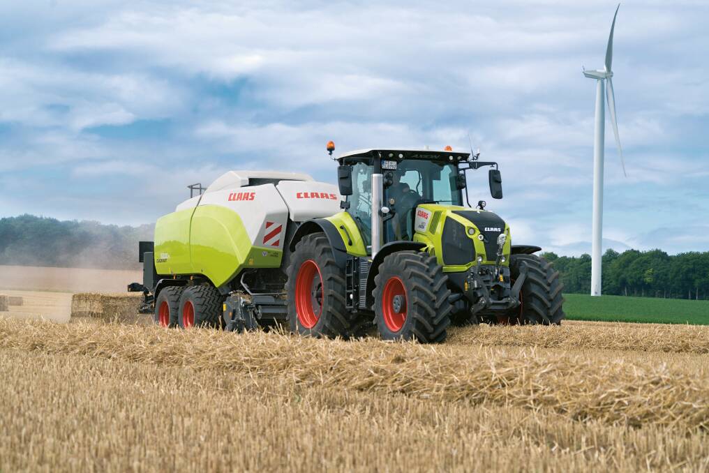 Available in six models with Tier 4 engines spanning 153 to 224kW (205-300hp), the new CLAAS AXION 800 features a choice of three operating systems and enhanced equipment options to suit a broad range of applications.
