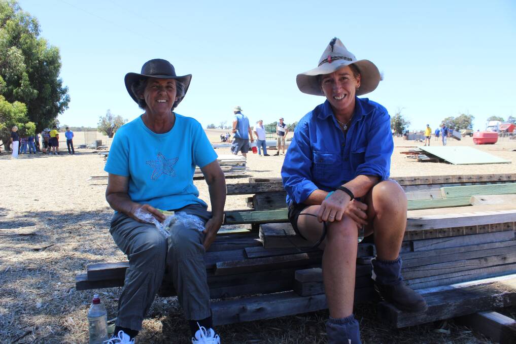 Local Teresa Peirce (left) sought the shade with Lyn Lucas, Wagin, at the Duranillin clearing sale last Thursday.