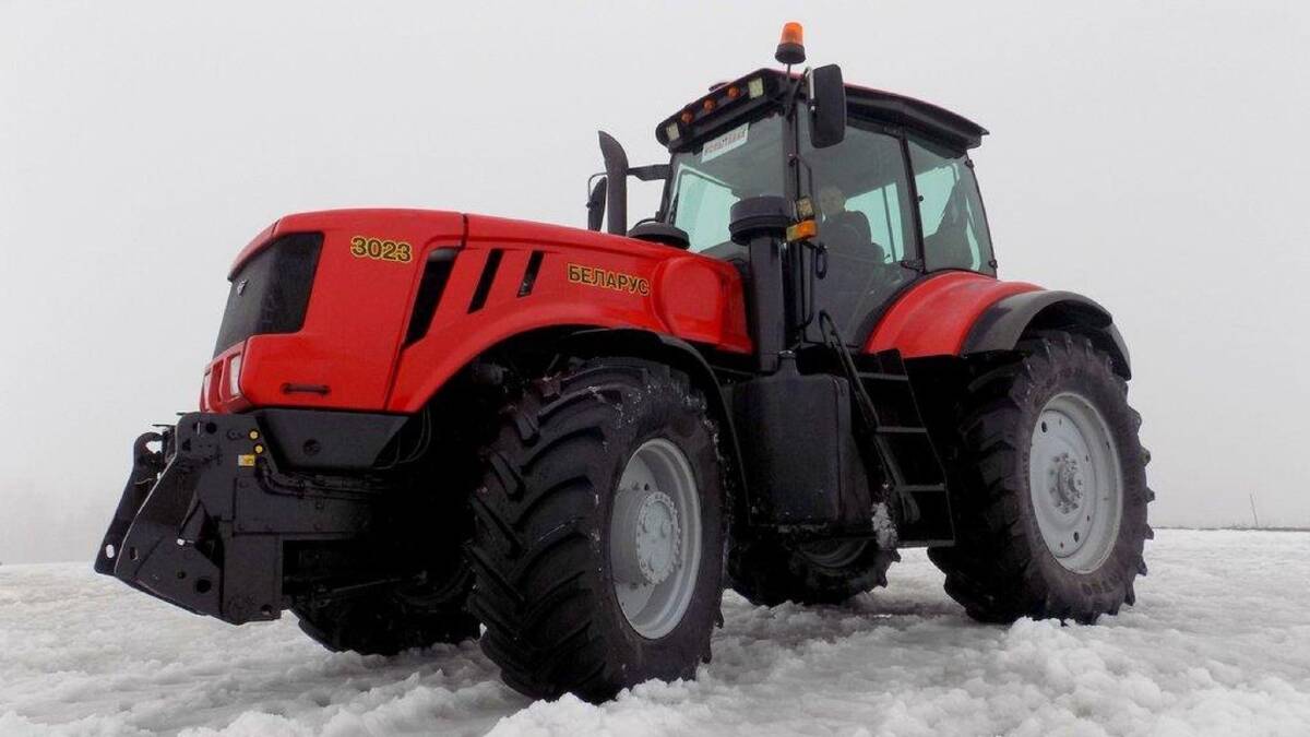 This Belarus 3023 tractor had been put on ice, so to speak, since it debuted at the Agritechnica Show in Germany in 2009 with its industry-leading diesel-electric power train. Now Belarus is ready to commercialise the so-called electric tractor. See lead story.