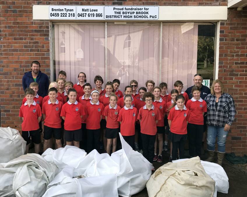 Grateful year 5-6 students from Boyup Brook District High School meeting local wool grower and Southwest Cattle Haulage owner David Inglis (left) who was making an oddments and dags donation, with West Coast Wool & Livestock Boyup Brook/Kojonup representative Brenton Tynan and parent and school P&C committee member Sally Thomson.