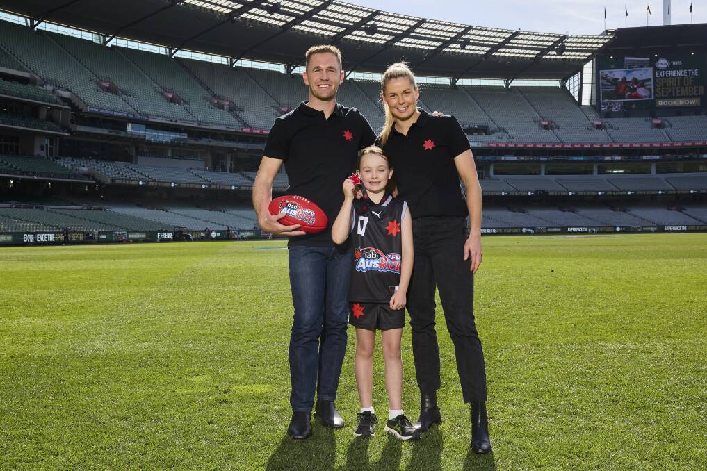  2023 NAB AFL Auskicker of the Year, Pippa McTaggart, Mingenew, with former Geelong premiership player Joel Selwood and Richmond AFLW captain Katie Brennan at the MCG. Photo by Graham Denholm/AFL Photo by Getty Images.