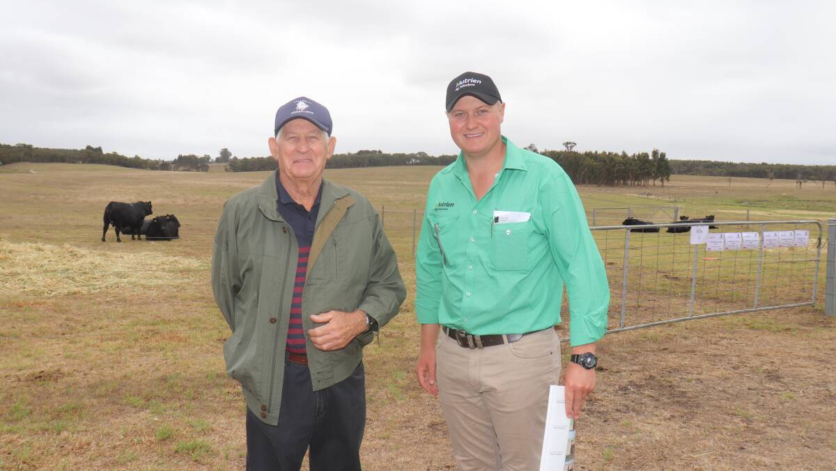 Catching up before the sale was Rob Francis (left), Yallaroo Hereford stud, Busselton and Nutrien Livestock Albany representative Laurence Grant.