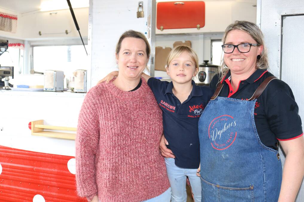 Emily Sutherland (left) and her daughter Ruby, 6, Arra-dale stud, Perenjori, lent a hand to their ram sale caterer and friend Kelly Holland, Daphnes Timeless Treats, Perenjori.