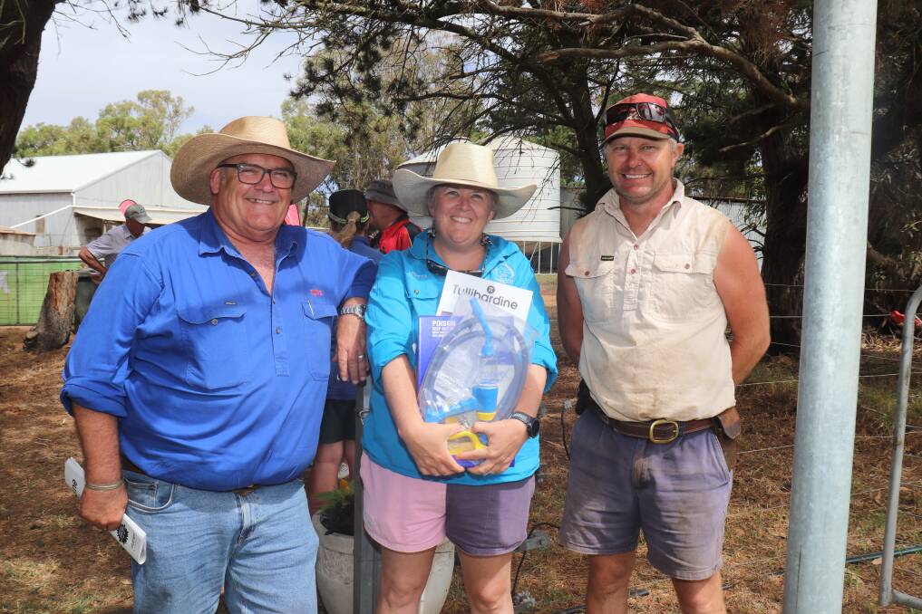 Zoetis representative Ben Fletcher (left), with the highest average volume buyers, Mietta and Bryce Skinner, Capecup Grazing, Woogenellup, who bought three bulls at an average of $10,333 and a high of $11,000.