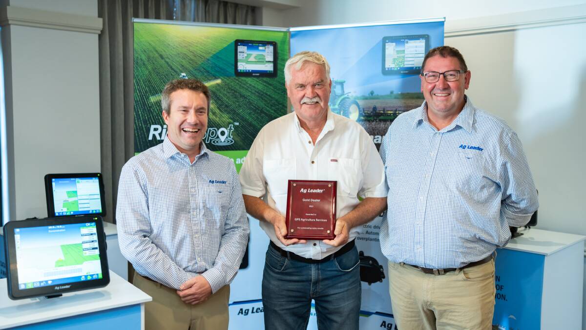 Matt Wolfe (left) and Douglas Amos (right), Ag Leader, presenting Doug Jeans, director GPS Agricultural Services, Perth, with his award.