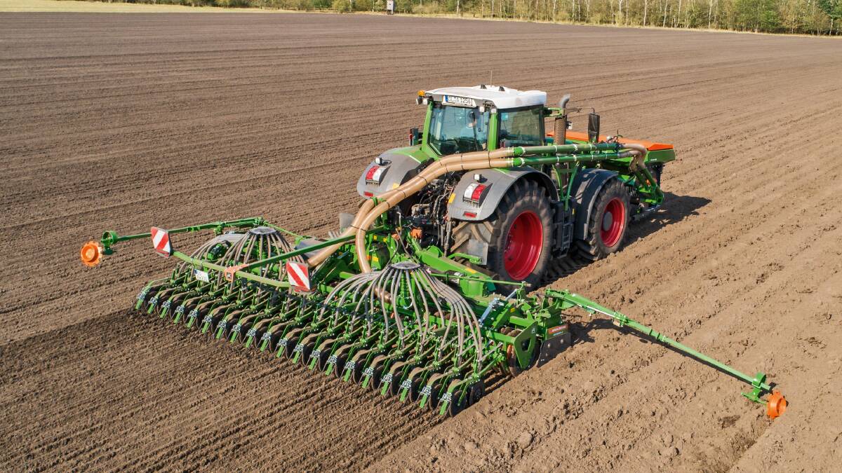 The Avant system combines the FTender front-mounted hopper, a six metre folding rotary cultivator and 40 parallelogram-suspended TwinTeC double disc coulters.