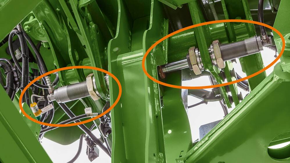 Amazone SwingStop features two actively-operating hydraulic rams in the centre of the boom