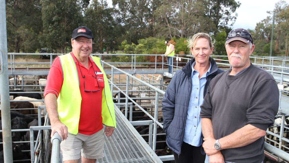 Volume buyer of appraisal Friesian steers Terry Tarbotton (left), Elders Nannup, with his clients Sandra and Garry Whitburn, G & S Whitburn, Yallingup, who sold Friesian steers liveweight to 230c/kg and $968 at the sale.
