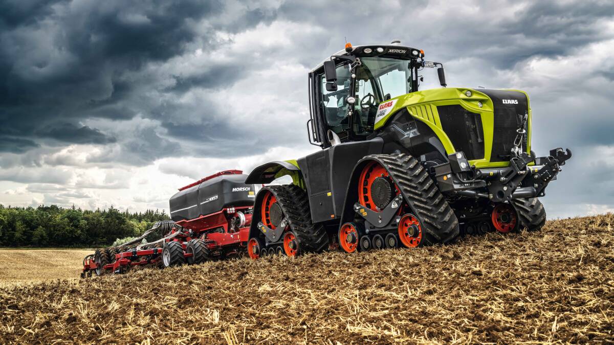 The latest Xerion 5000 from CLAAS sports new crawler tracks, a Stage V engine and the next generation CEBIS operating system.