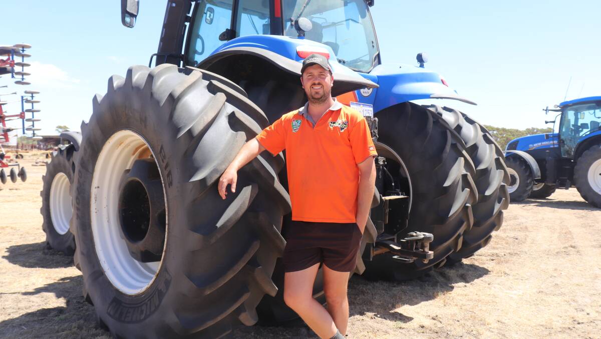  Luke Button, Tammin, inspected the big New Holland tractor that was later the top item at the clearing sale, selling for $255,000.