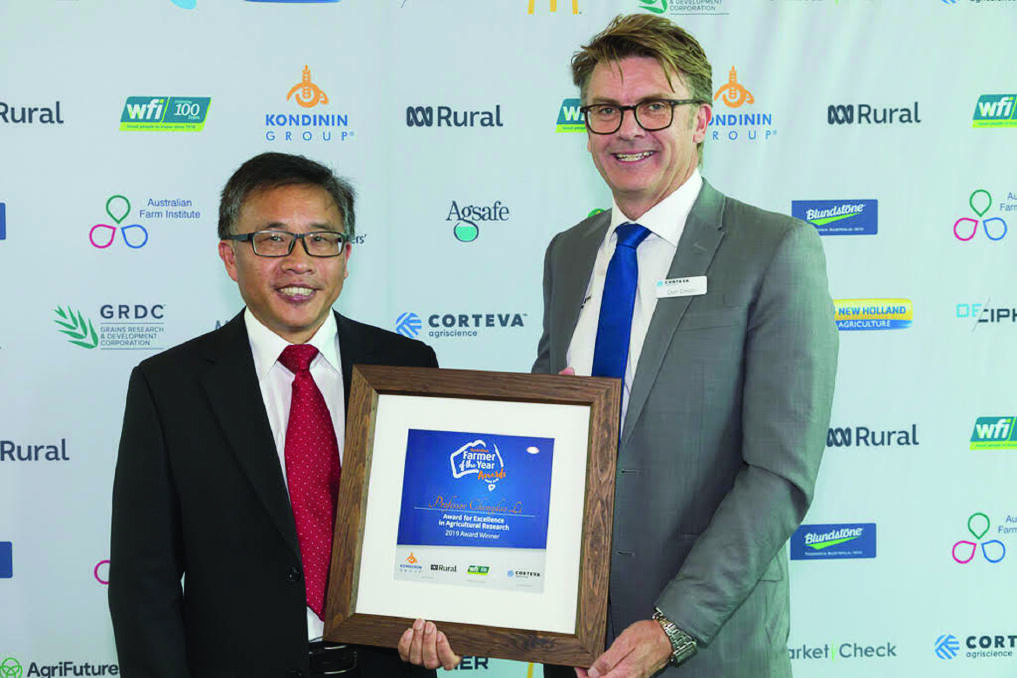  Award for Excellence in Agricultural Research winner professor Chengdao Li (left), Murdoch University, with Dan Dixon from award sponsor Corteva Agriscience.