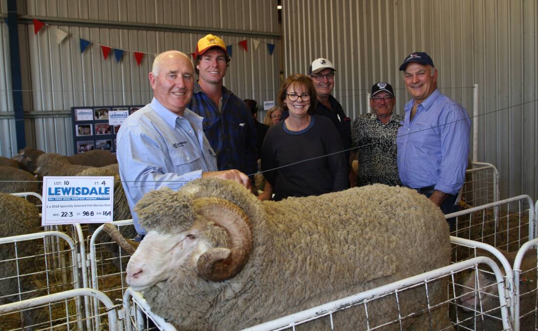 Long-time Lewisdale buyers Steve Fowler (left), Jumbuk Plains, Esperance, Kyle, Tammy and Charlie Della Vedova, Kumbooran Plains, Narembeen and Joe Della Vedova (right), JLW & C Della Vedova, Esperance, John Menegola (second right), Wickepin, caught up following the Lewisdale ram sale.
