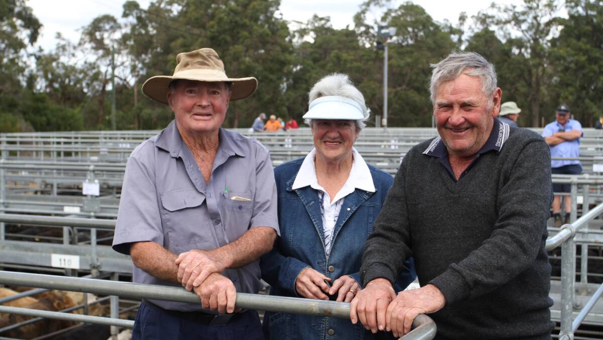 Buyer in the dairy section of the sale John Fry (left), JG Fry & Son, Brunswick, caught up with Elaine and Les Brookes, Yornup, before 