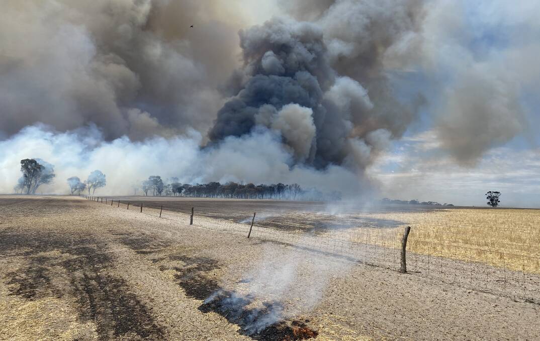 The Katanning fire which threatened WAMMCO abattoir and destroyed one home and damaged some others. Photo by Peter Rundle.