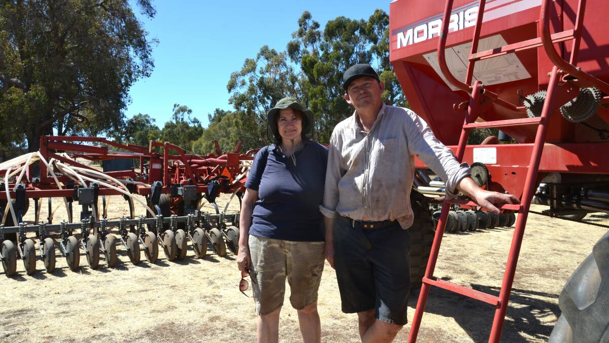 Alison Phillips and Andrew Steven from Kulikup, checking out the 2007 tow-behind Morris 7180 air cart and same vintage Morris Concept 2000 9.7 metre single-shot seeding bar. Sold together as one lot, they brought in $32,000.