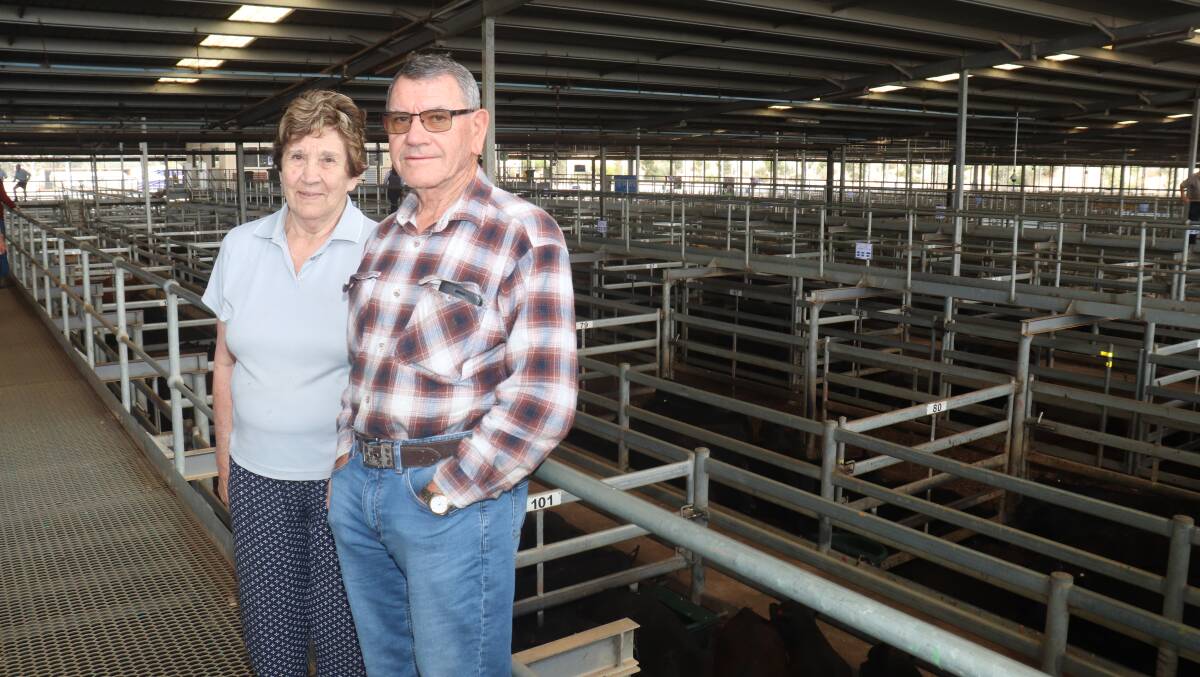 Looking over the quality line-up of heifers and steers at the sale was Doris and Hans Ruloff. The Ruloffs went on to buy five pens of predominantly Angus steers at an overall average across all pens of $1467 and 534c/kg.