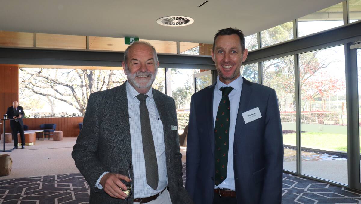  Bill Ryan (left), AgriFutures Australia and 2014 scholar Bob Nixon, Kalannie.