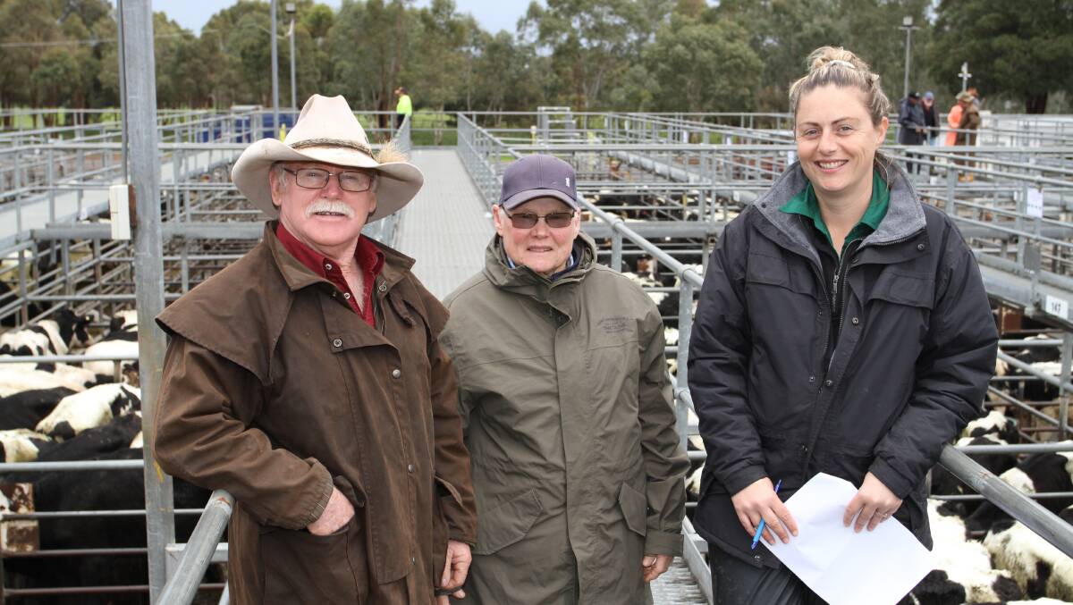  Buyers Lance Butcher (left) and Kay Fry, Benger and Lyndsay Flemming, Nutrien Livestock, Brunswick/Harvey, before the Nutrien Livestock monthly store cattle sale at Boyanup last week.