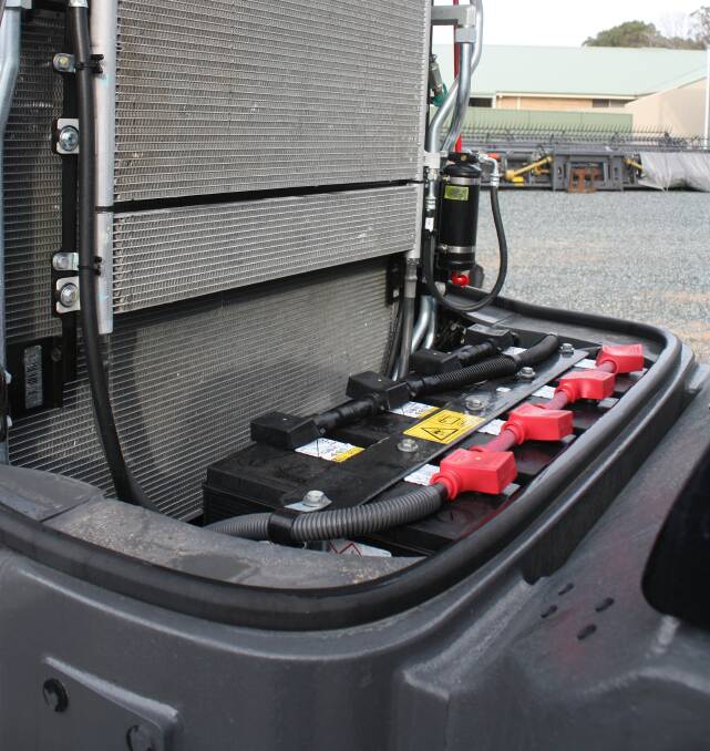 Easy servicing and an ideal battery 'well' in front of the new-style radiator are all designed for ground inspection. And the new two-plane cooling system reduces service time because operators no longer need to expand or unfold coolers to clean out any debris.