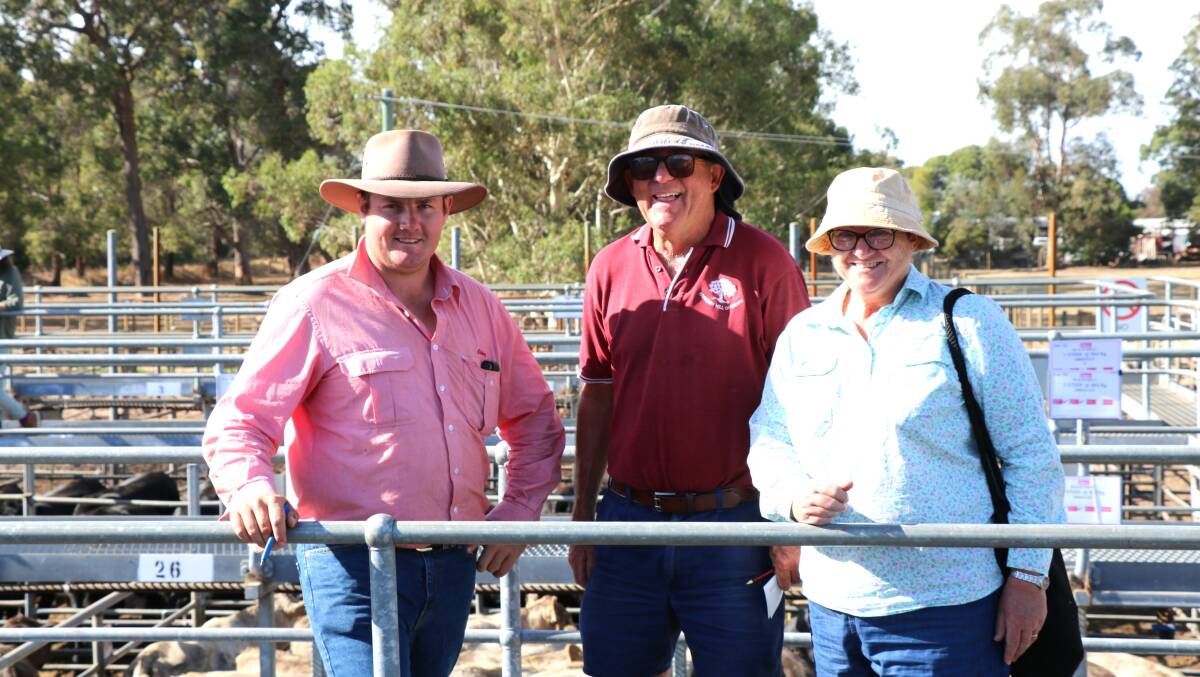 Elders auctioneer and Donnybrook agent, Pearce Watling (left) caught up with Garry and Susan Marchant, Donnybrook. The Marchants sold the first pen of beef steers for $1301.