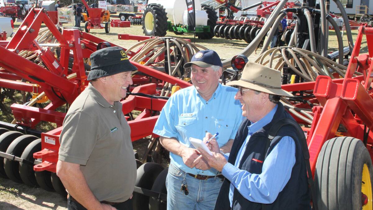 Ken (right) at one of the many machinery field days he reported on. With him are the then AFGRI Equipment John Deere dealer Mark Hattingh (left) and Farm Machinery & Industry Association executive officer John Henchy.