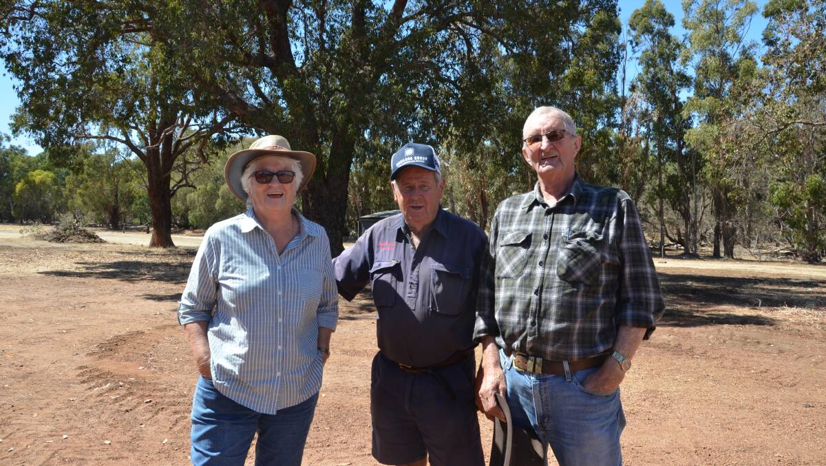  Kathy and Joe (right), Hetherington, Albany, caught up with Bob Lubcke, Darkan, at the clearing sale.