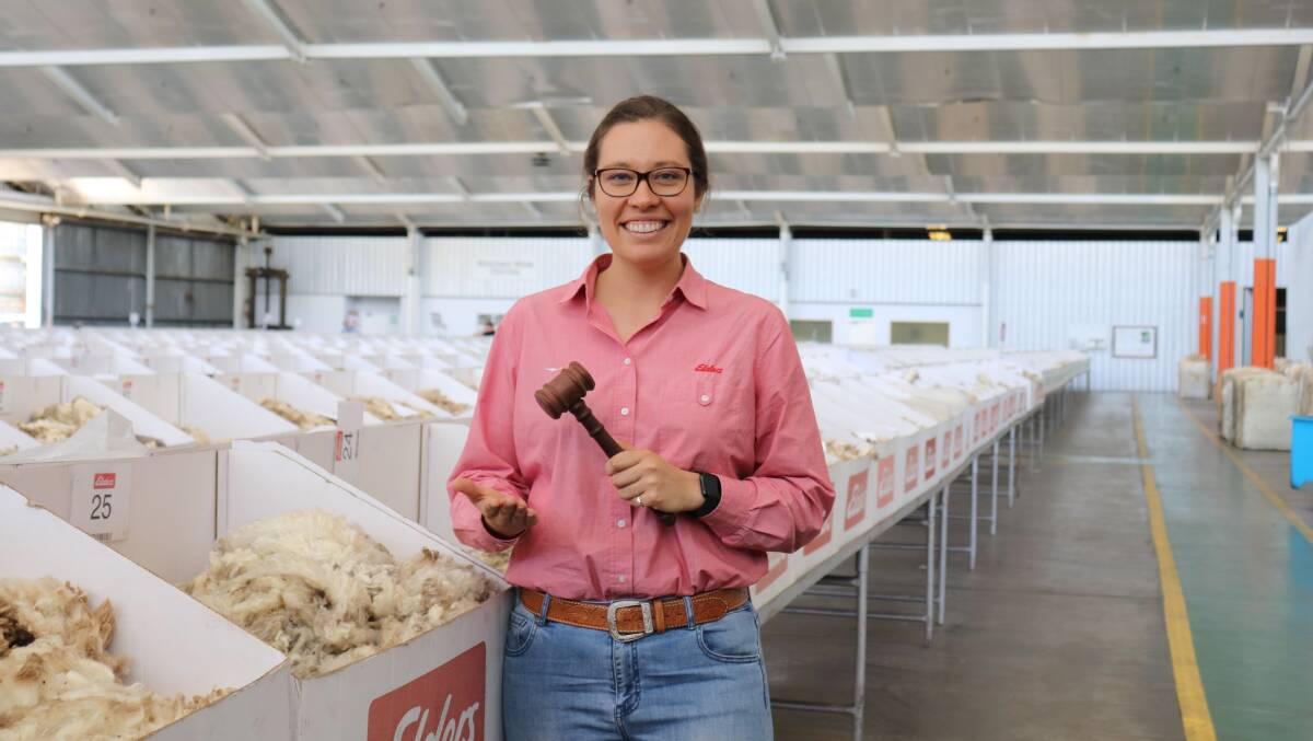 Visiting Sydney auctioneer Natalie Lyons at the Western Wool Centre.