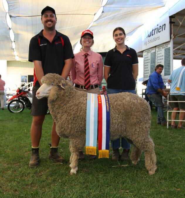  Manunda stud co-principal Luke Button (left), Tammin was congratulated by sponsors Lauren Rayner, Elders stud stock and Kyah Peeti, Farm Weekly, on exhibiting the reserve grand champion Poll Merino ewe and champion strong wool Poll Merino ewe.