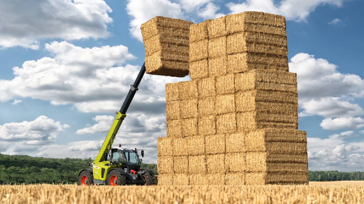 The new CLAAS Scorpion 1033 has a maximum lifting height of 9.75 metres allowing stacking at greater heights.