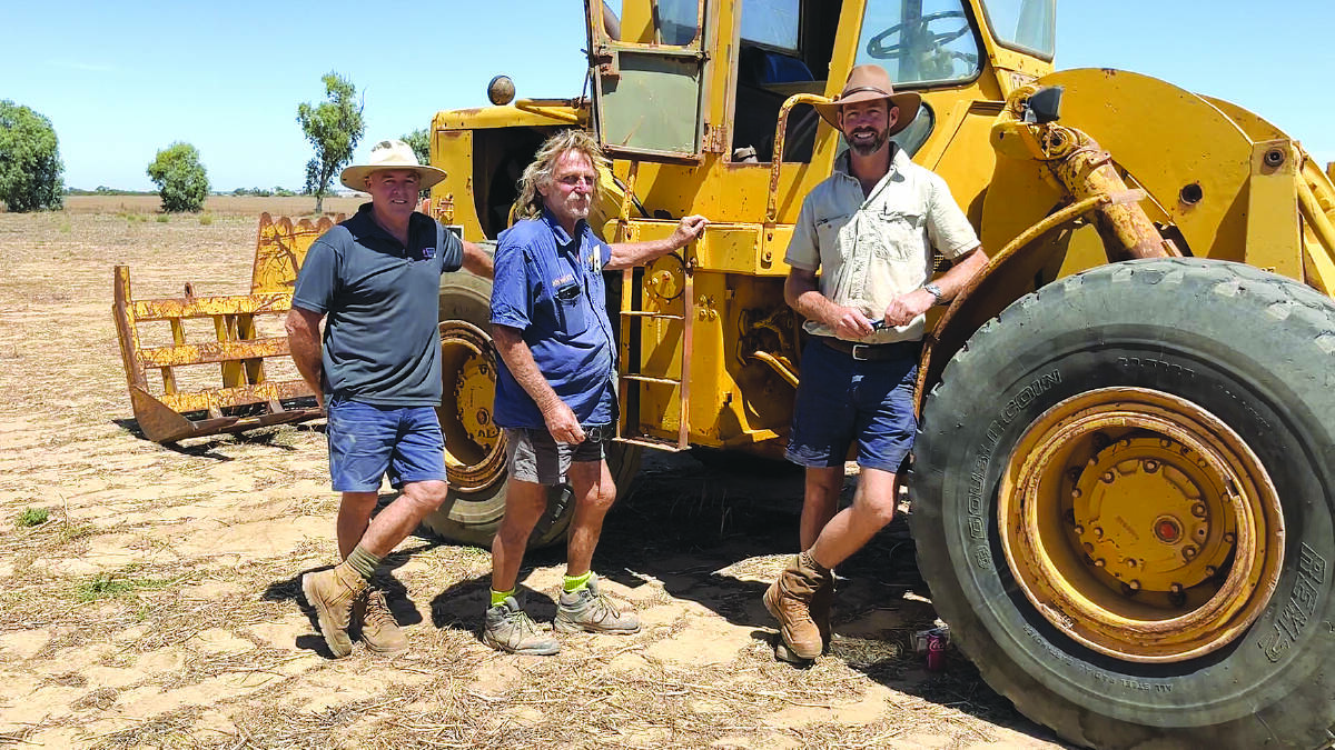  Gavin ODonnell (left) and Don Wright, both from Yardarino, with Daniels Gill, Northampton, and the 1973 C950 Caterpillar wheel loader and scrub rake that later sold for $16,000.