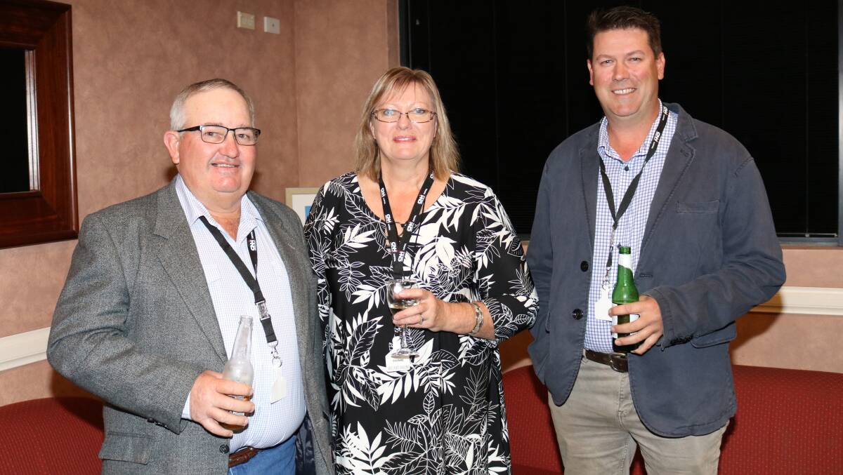  Harvey Beef Gate 2 Plate Challenge committee member Wayne Mitchell (left) and his wife Evonne, Narrikup, chatted with 2020 entrant Rodney Galati, Frogmore Grazing, Brunswick.