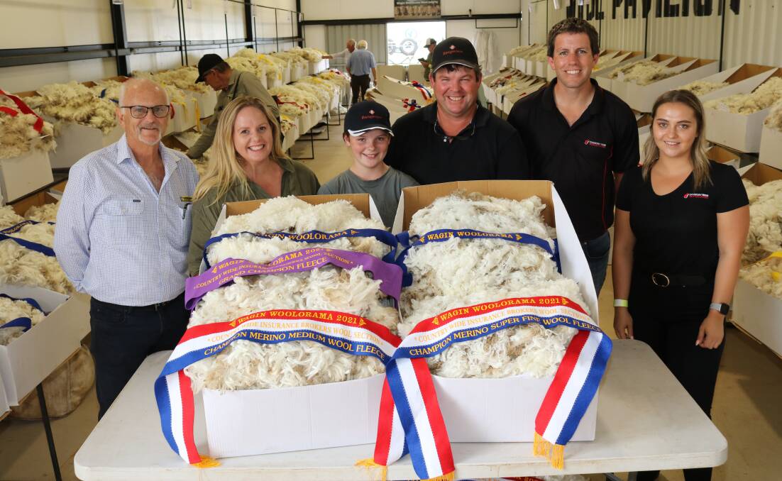 With the champion medium wool and grand champion fleece were head judge Tim Chapman (left), Dyson Jones, exhibitors Melinda, Gemma and Jeremy King, Rangeview stud, Darkan and co-sponsors Glenn Leeson and Hannah Connolly, Country Wide Insurance Brokers.
