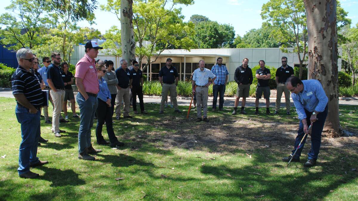  Alan McKay (right), PIRSA-SARDI, leading a PREDICTA B workshop for agronomists at Perth. Photograph by GRDC.