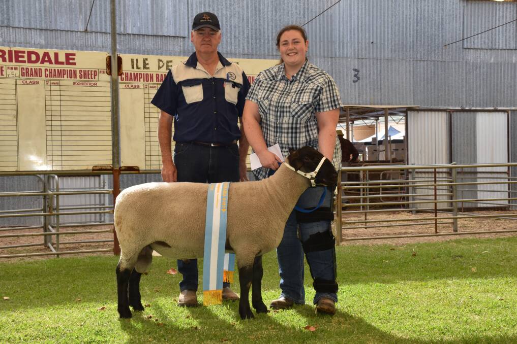 Handler Linda OGorman holds the reserve champion Suffolk ram from Goldenover at Woolorama last week. With her is judge Adrian Veitch, Narrogin.