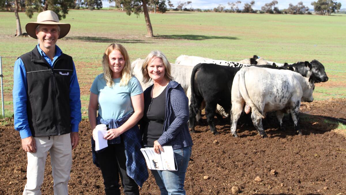 Kamarah Speckles co-principal Brenden Howard with buyers Gabby Baxter and Becky Cunningham, Cunningham Enterprises WA, Morawa, who purchased Kamarah Spud S446 (by Premier 54Z Platinum P5) for the sale's $9500 third top bull price.