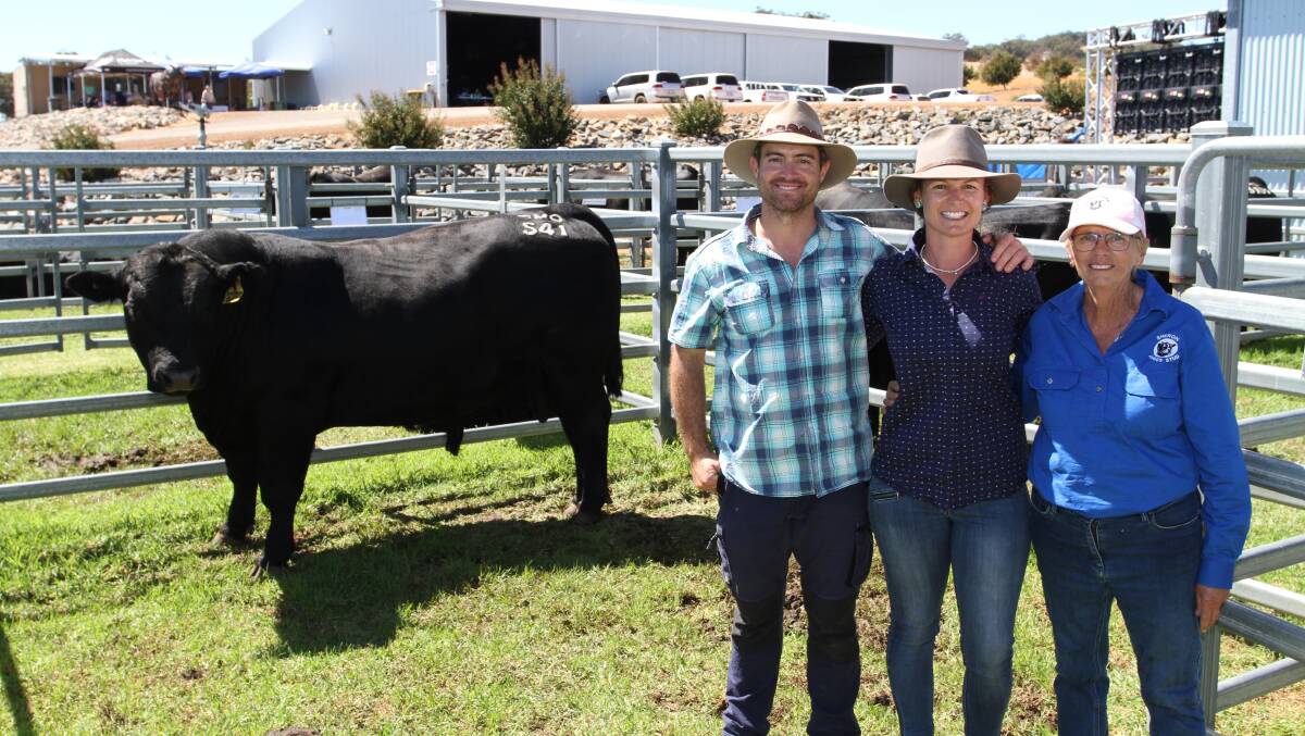 Buyers Simon and Cassie De Beaux, Chittering Valley Beef, Lower Chittering and Sheron Farm stud co-manager Sandy Elliot, Benger with the De Beauxs new bull Sheron Farm Skyler S41 (by Landfall New Ground N90).