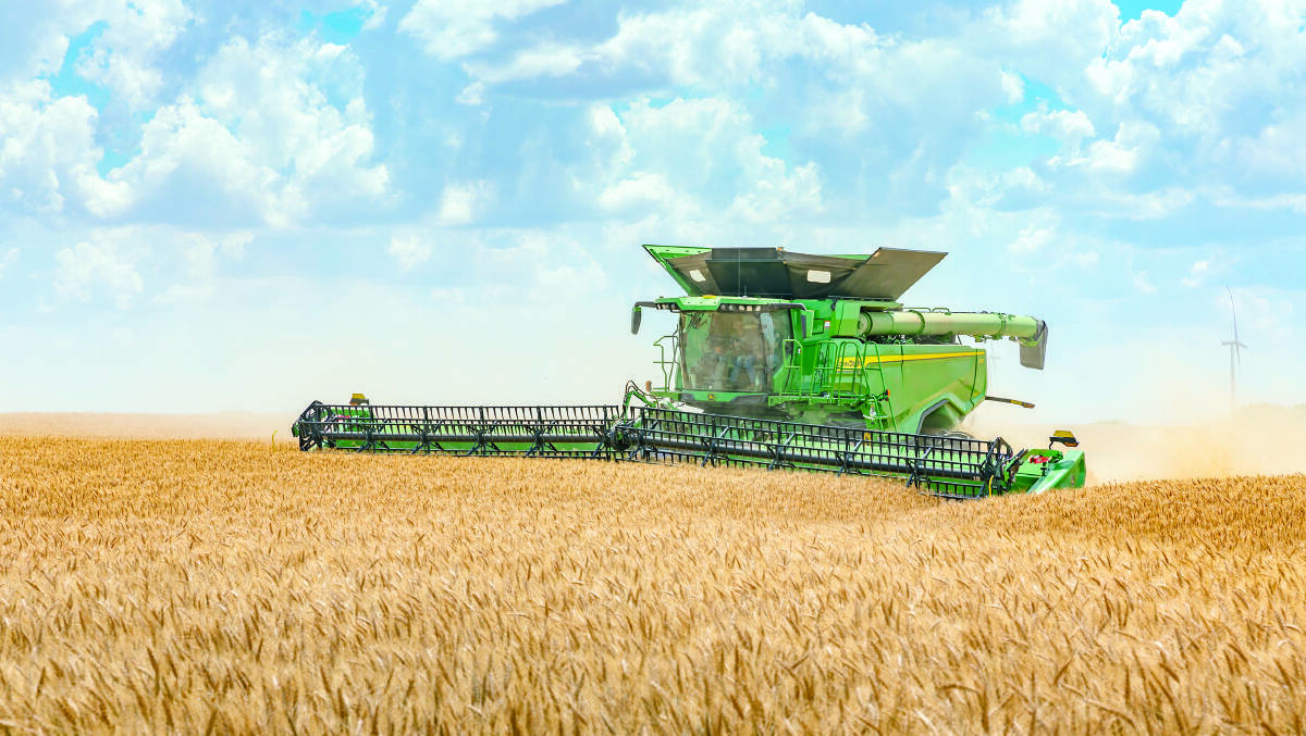  According to John Deere, its new HDR rigid cutterbar draper fronts maximise combine performance through greater grain capture across various crops, changing conditions and uneven or rolling terrain. The company has updated its entire line of header fronts for the 2021 harvest.