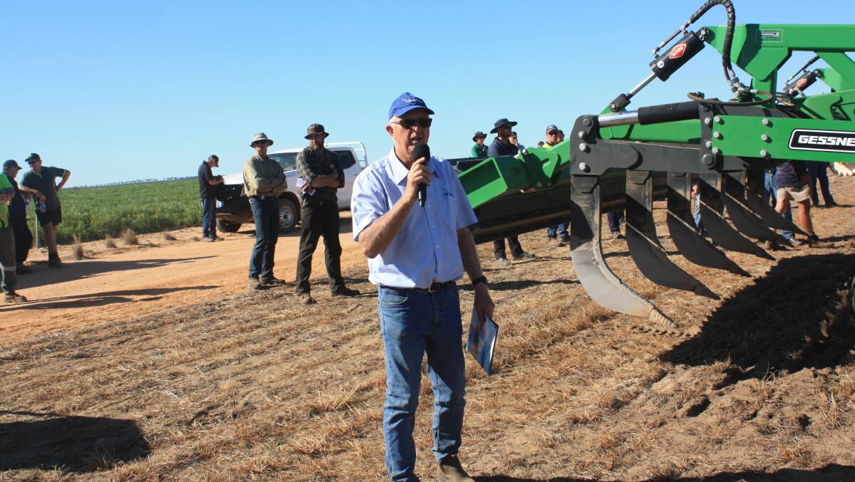  Former WANTFA president Wes Baker volunteered for the 'MC' role, encouraging farmers to leave fresh demonstration sites to keep up with the program.