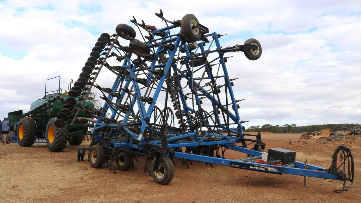 This New Holland 42ft air seeder bar and Simplicity air cart sold for $85,000.