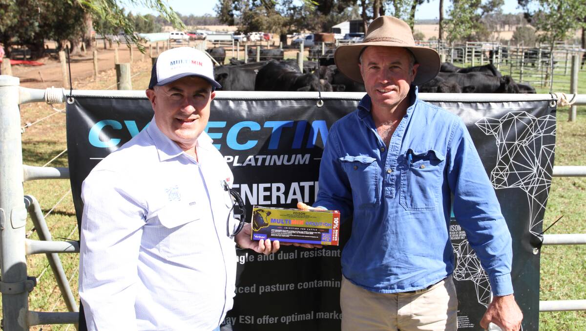 Sponsor Tony Murdoch (left), Virbac Australia Animal Health, congratulates one of the lucky buyer prize winners Andrew Richardson, Kentdale Grazing Company, Kentdale.