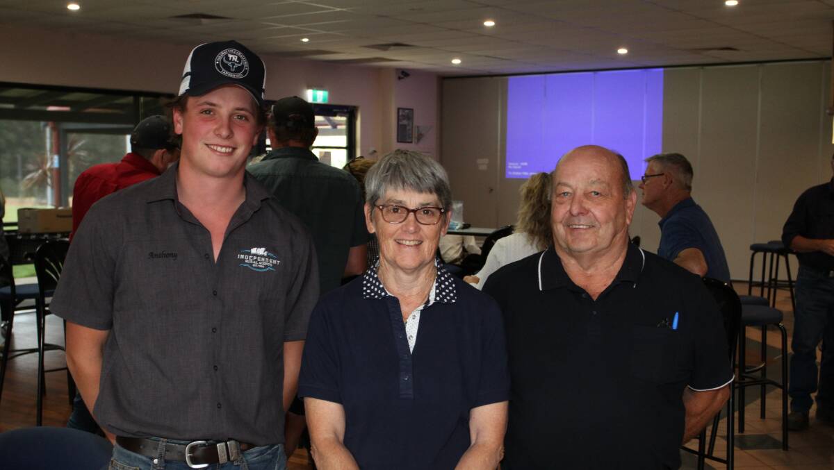 IRA Pembertons Anthony Thexton (left) with long-time sale supporters Beth and Max Walker, MR & EM Walker, Balingup.