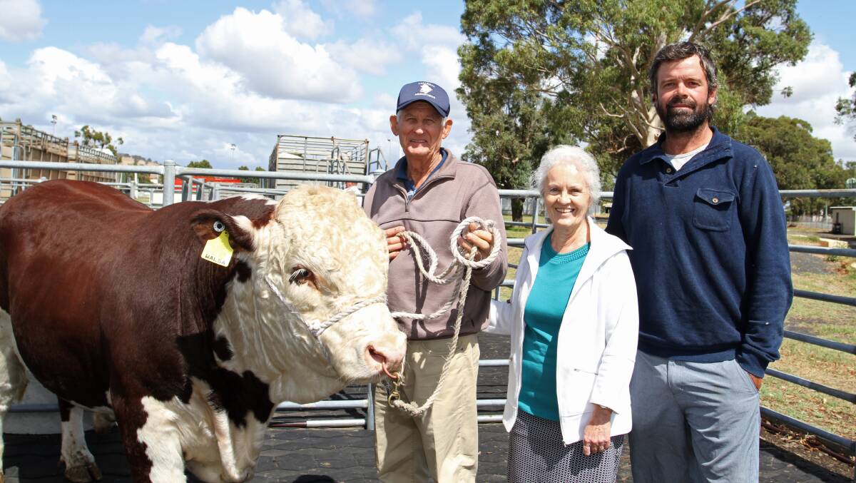 Yallaroo stud principals Rob (left) and Heather Francis, Busselton, caught up with long-time stud supporter and volume buyer Matt Della Gola, Tonebridge Grazing, Tonebridge. Mr Della Gola purchased four Yallaroo bulls at the sale costing from $4500 to $6500.