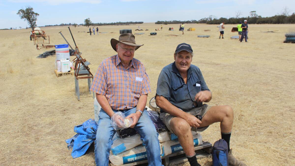  Taking a pause between inspecting the lots on offer were Geoff Sellen (left) and Darryl Brooks, Katanning.