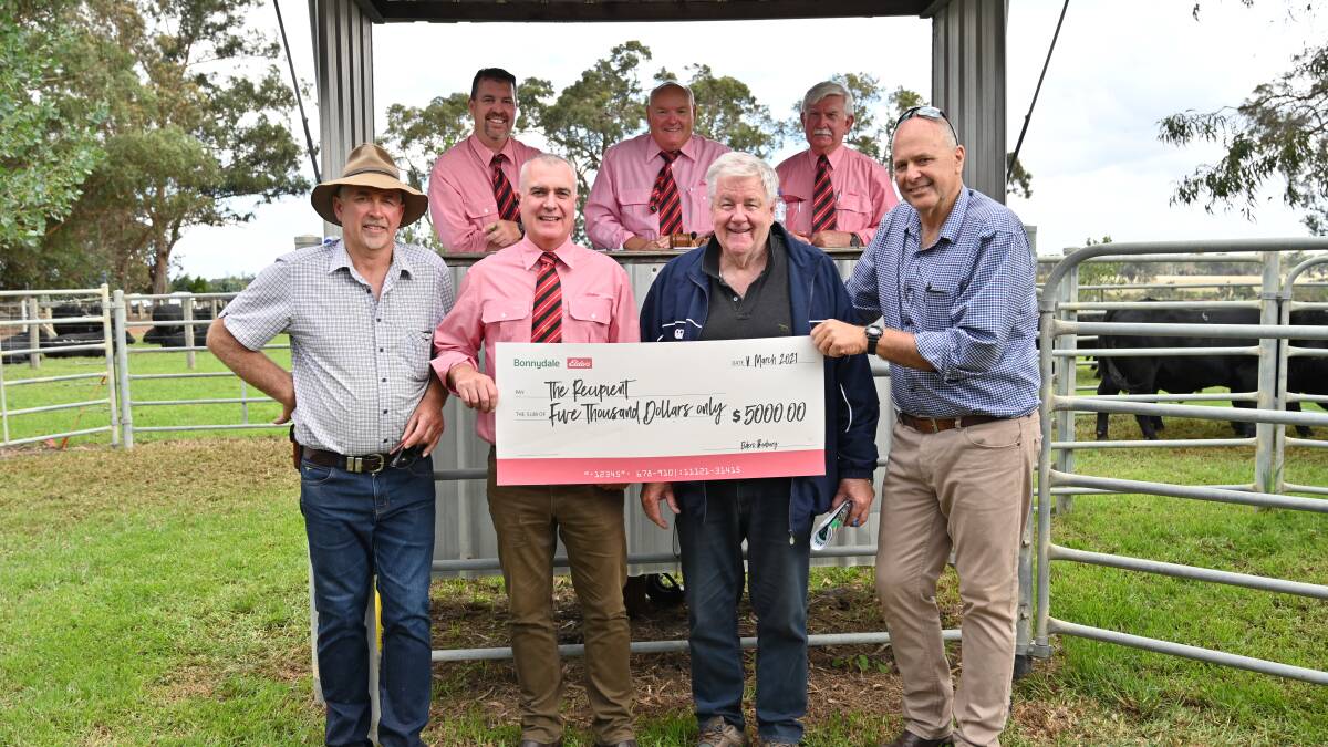 Elders and the Introvigne family provided a $5000 cash prize to a lucky buyer on bull sale day which was drawn and announced to a client of 10 years, Laurie Freedman, Temasek Holdings, Aruma Estate, Cowaramup, at the completion of the sale. Pictured were Bonnydale stud co-principal Rob Introvigne (left), Nathan King, Elders stud stock, Nick Fazekas, Elders State general manager, WA, Gary Preston, Elders auctioneer, lucky prize winner, Laurie Freedman, Tom Marron, Elders, WA livestock sales manager and Bonnydale stud co-principal Mike Introvigne.