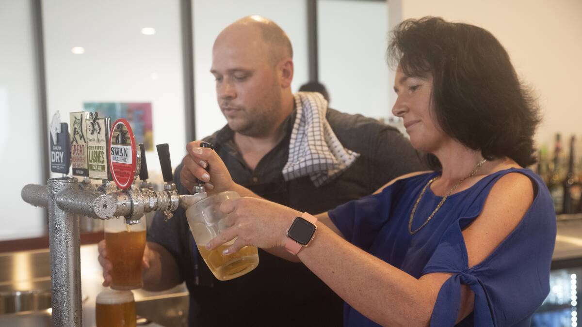  Publican Pepe Dart and Vicki Jolley pour the first beers at the new Nyabing Community Hub.