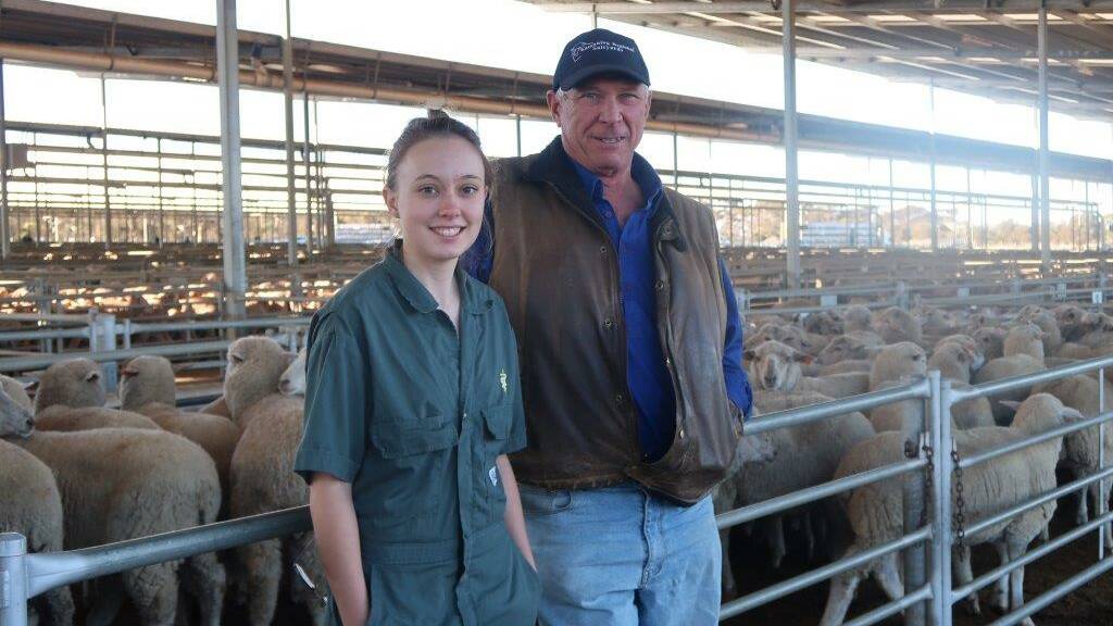 Department of Primary Industries and Regional Development field vet Kristine Rayner with Katanning Saleyards manager Rod Bushell during a practical exercise at the Katanning Saleyards.