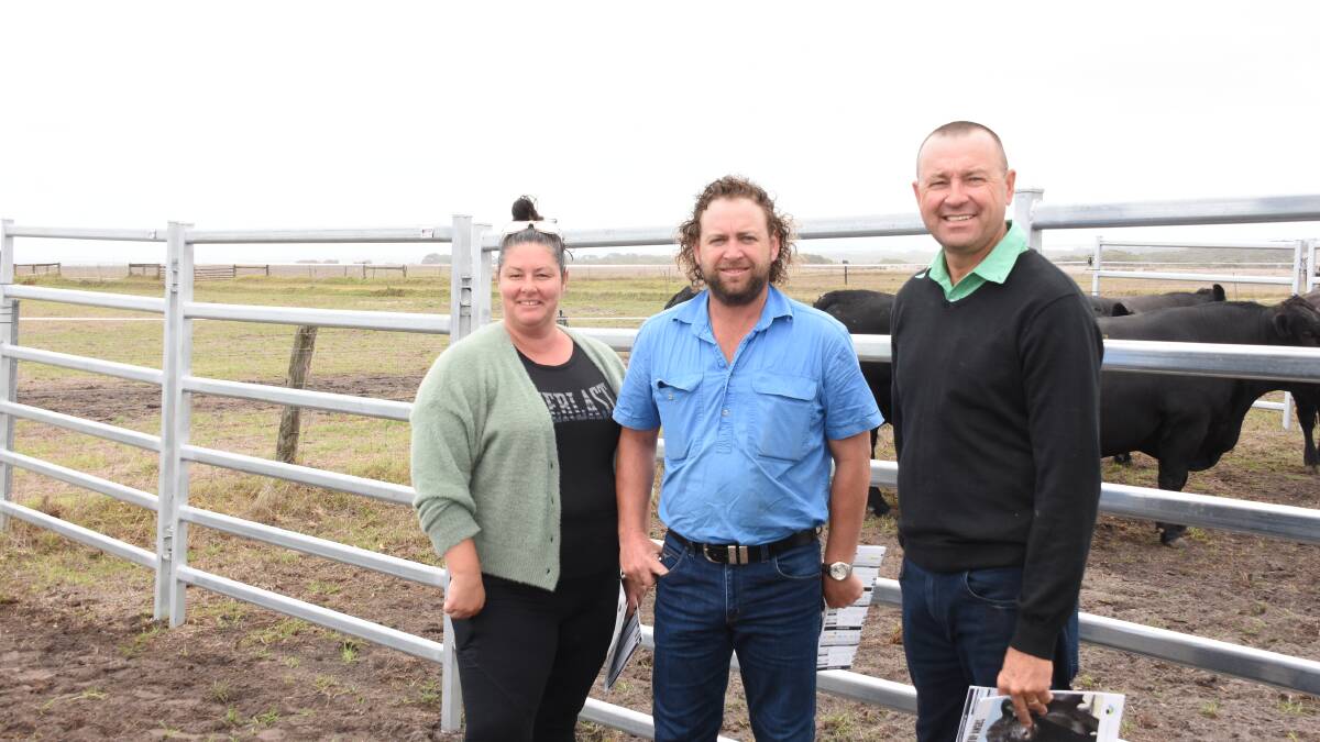 Kath and Terry Fleeton, Propasco, Esperance, looked over the bulls on offer at last weeks Bannitup and Naranda Angus on-property bull sale with Chatley Livestock, Nutrien Livestock, Esperance agent Darren Chatley. In the sale the Fleetons, who have just moved down to Esperance from Kalgoorlie, purchased four bulls from the Bannitup offering to a top of $11,000 and an average of $8625.